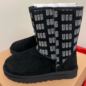 Ugg Women’s Classic Short Graphic Black